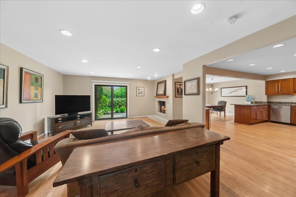 90 Boardwalk Place Park Ridge, IL 60068 - Photo 6 of 27 Gallery Image 6