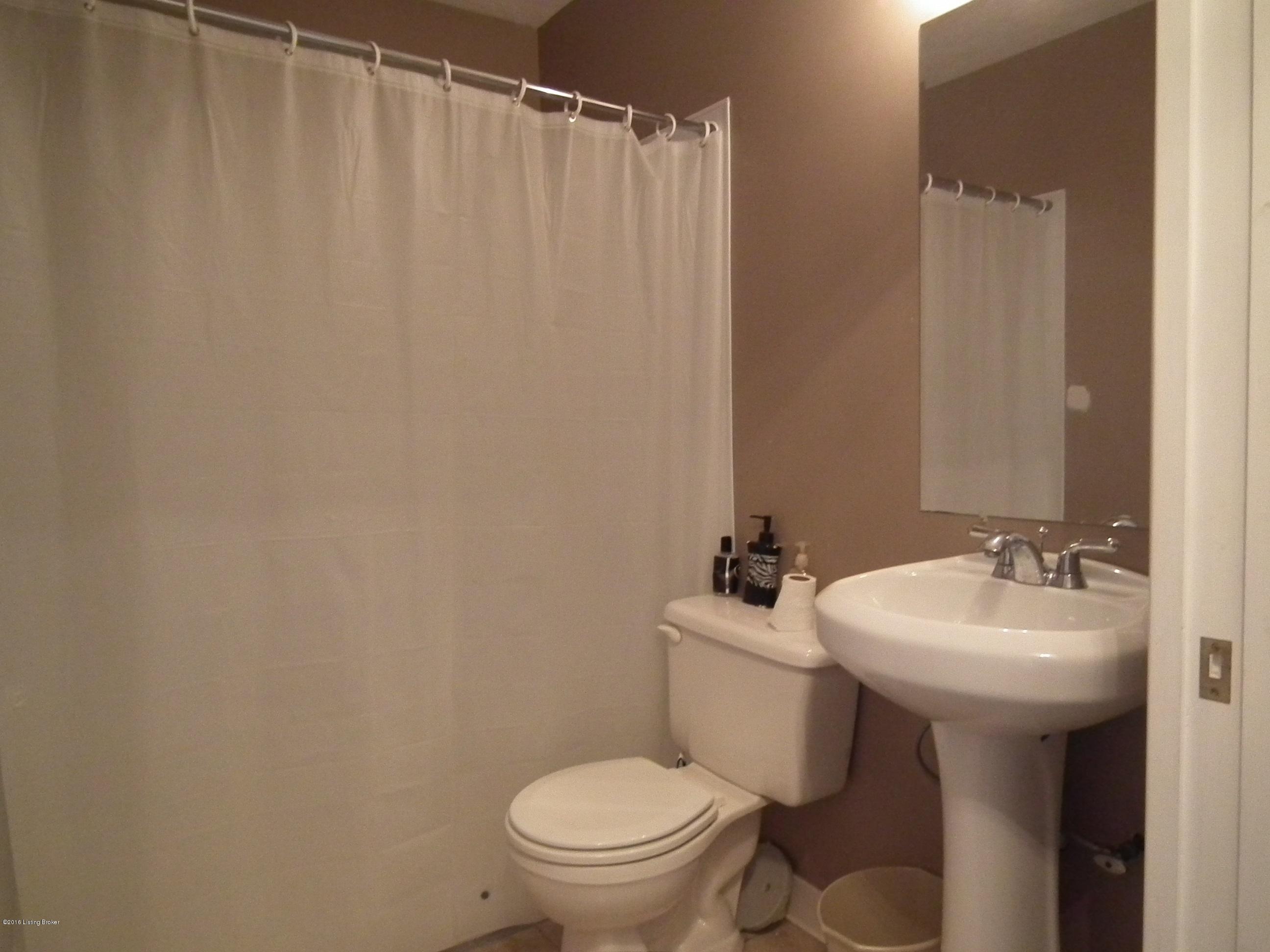 10101 Lancewood Road Louisville, KY 40229 - Photo 8 of 13 Hall Bath