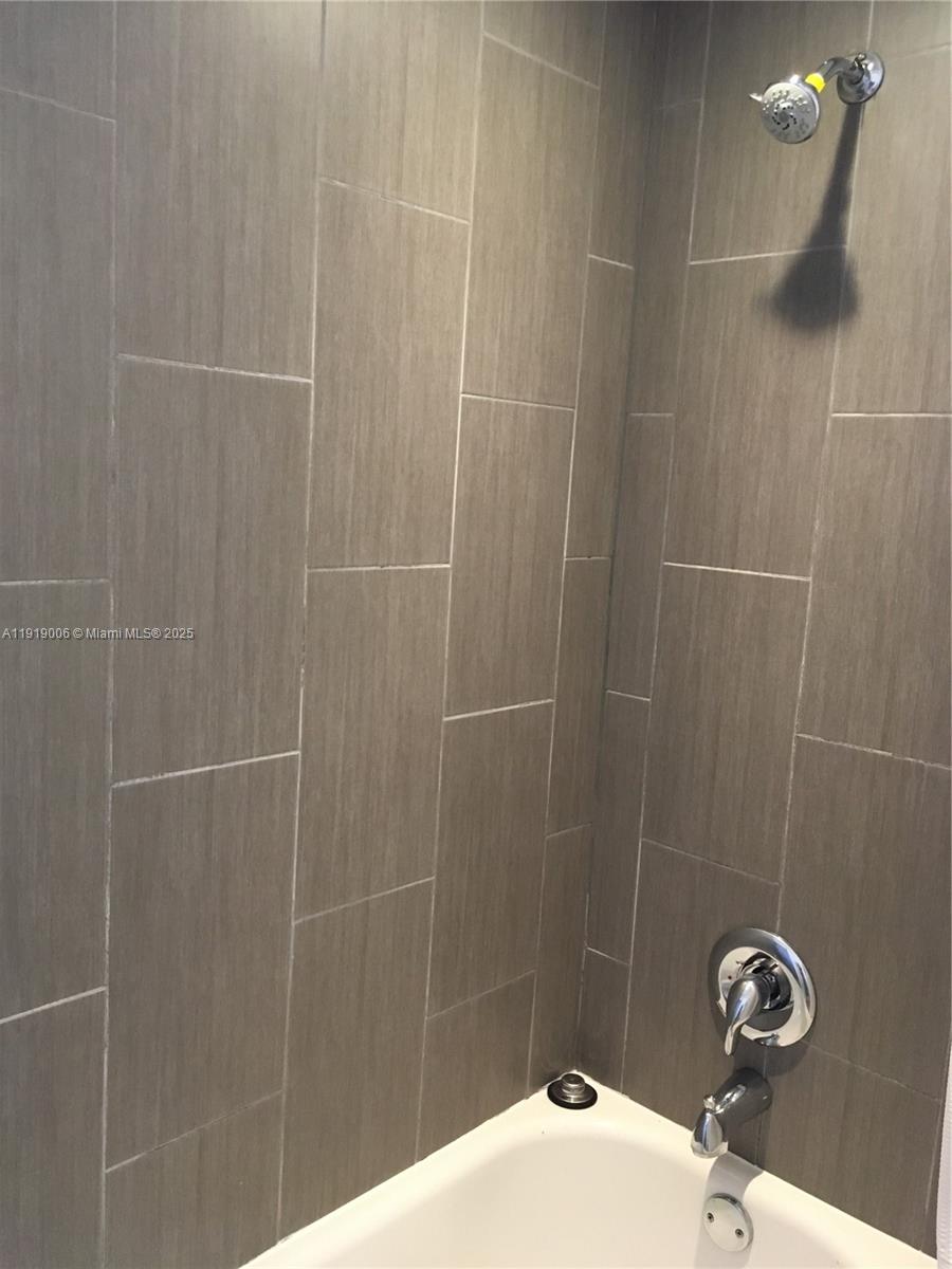 16400 Northeast 17th Avenue, Unit 3042 North Miami Beach, FL 33162 - Photo 8 of 17 a bathroom with a shower