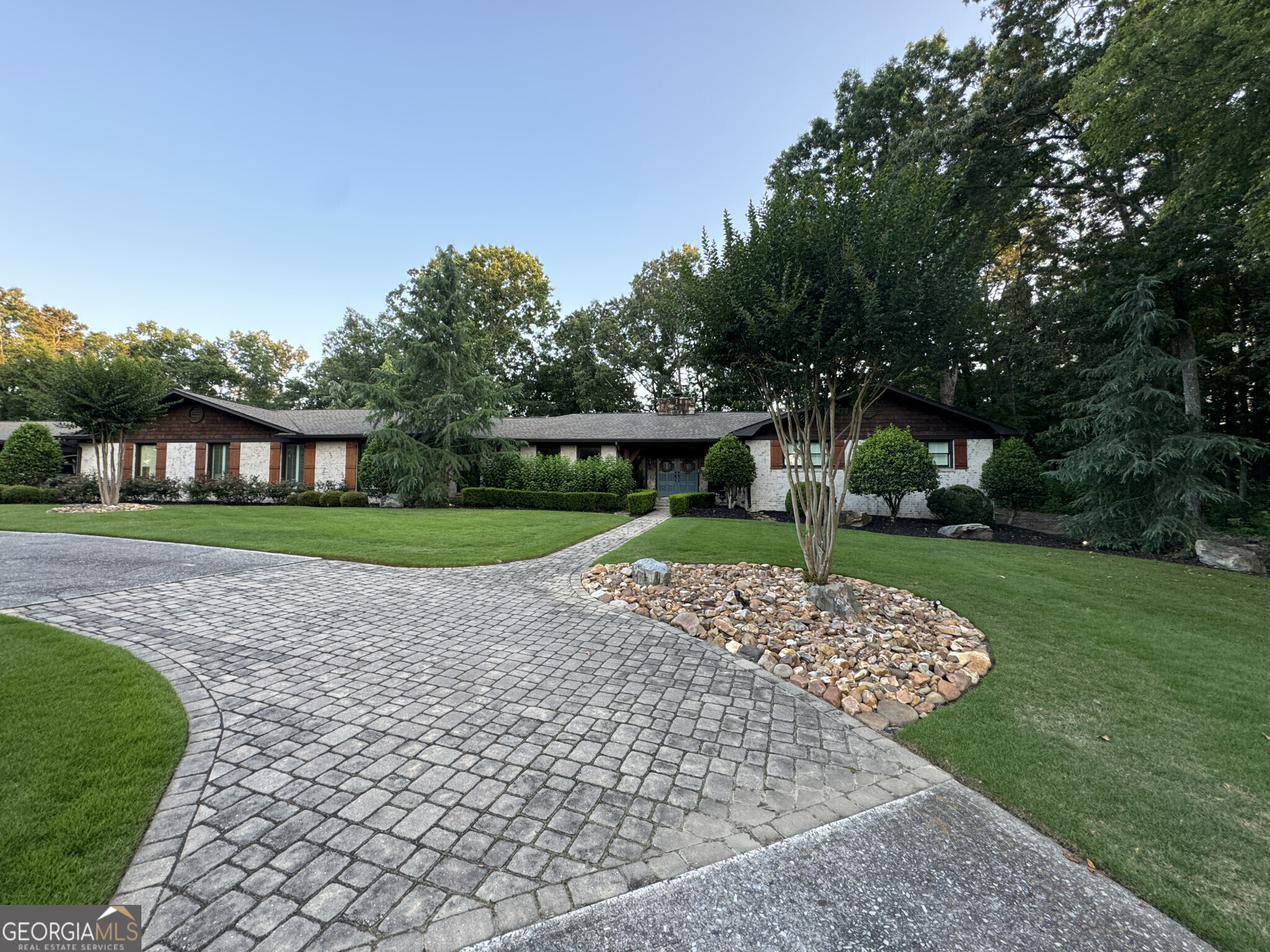 a view of a house with a yard