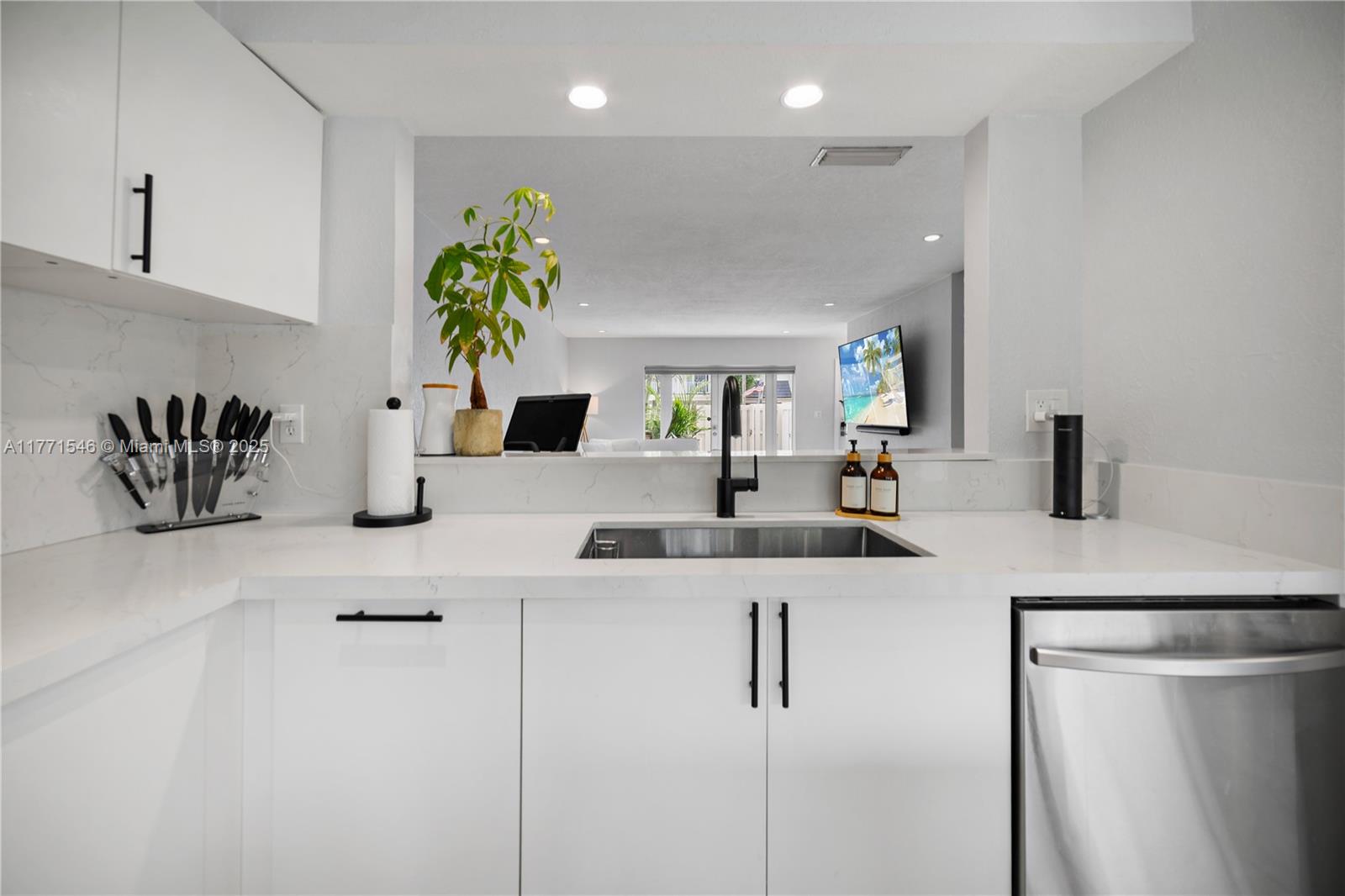 8122 Southwest 83rd Place Miami, FL 33143 - Photo 16 of 35