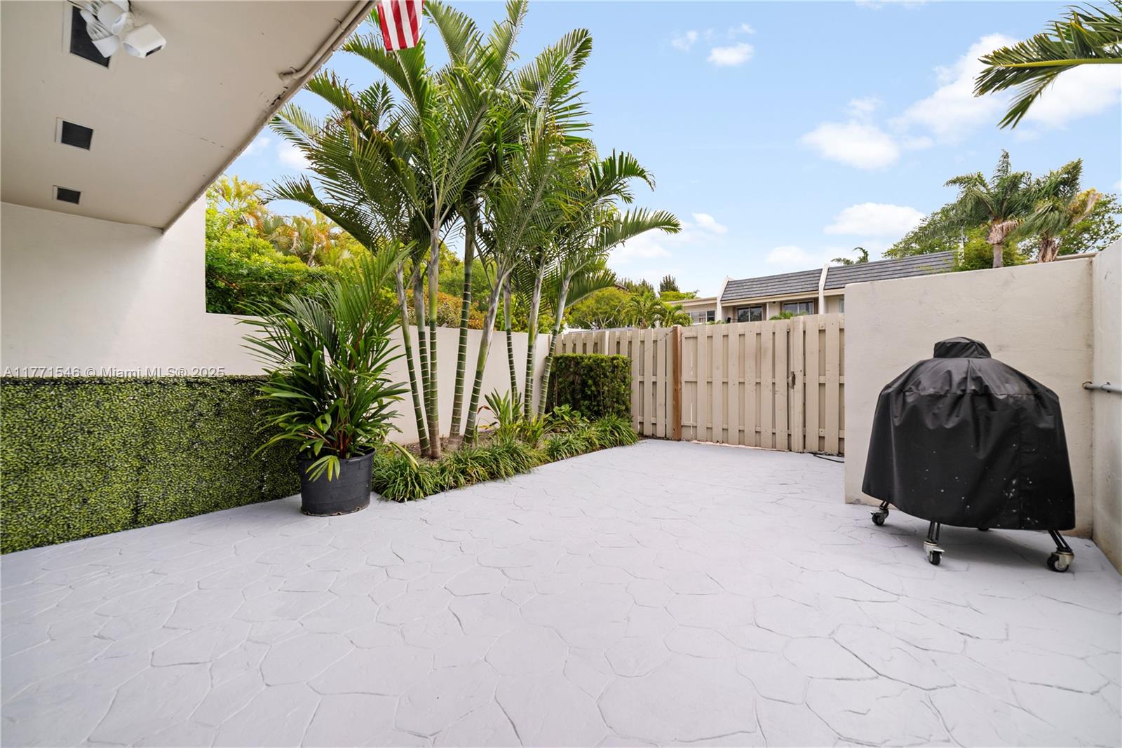 8122 Southwest 83rd Place Miami, FL 33143 - Photo 6 of 35