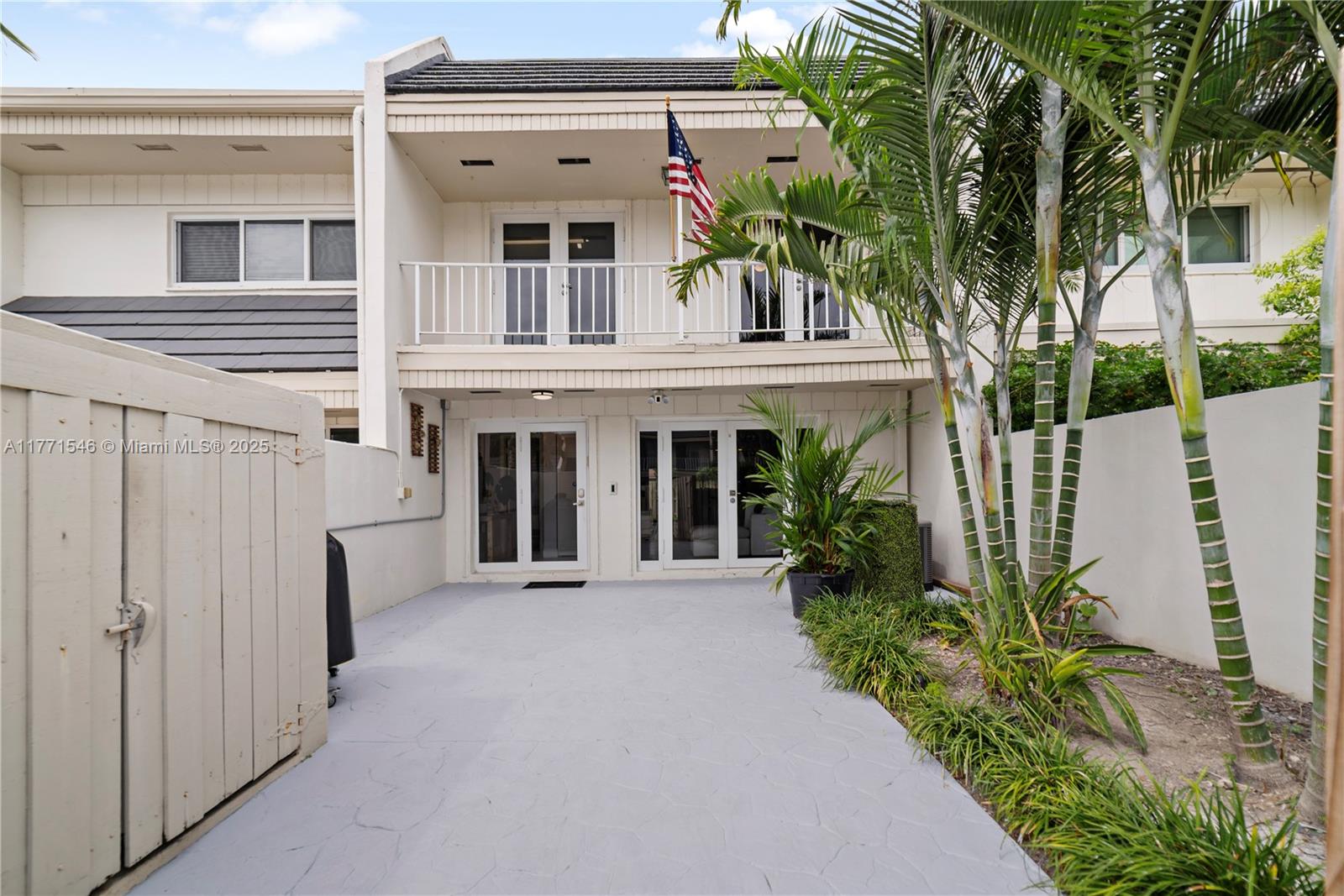 8122 Southwest 83rd Place Miami, FL 33143 - Photo 7 of 35