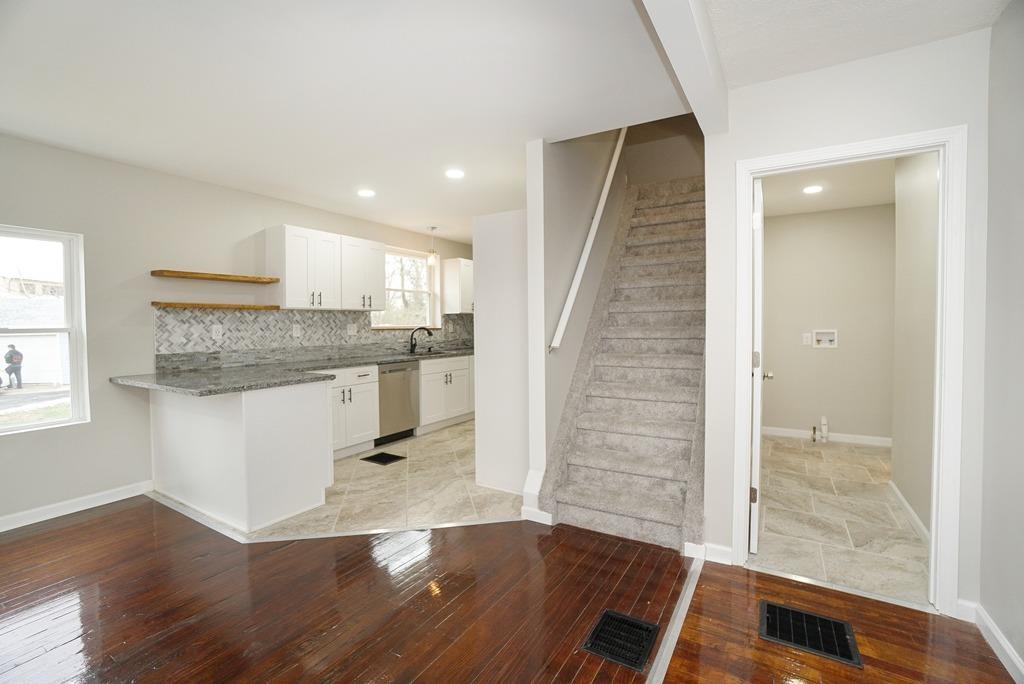 243 Ridgeway Road Cincinnati, OH 45216 - Photo 7 of 26