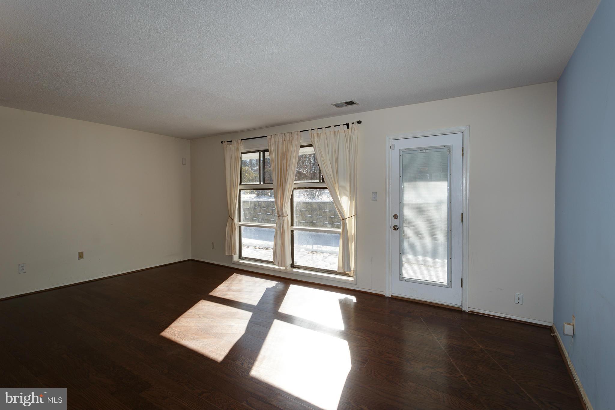 7306 Highland Street Springfield, VA 22150 - Photo 6 of 27 Living Room
