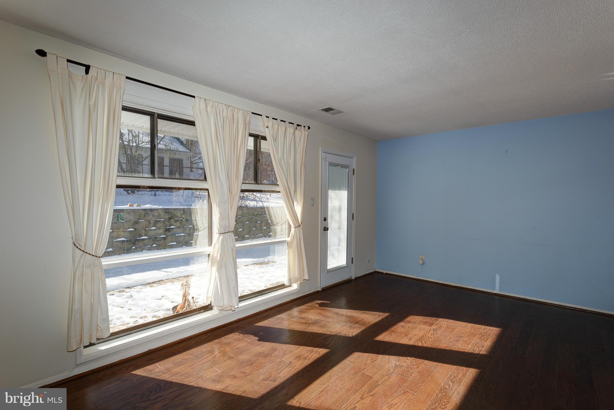 7306 Highland Street Springfield, VA 22150 - Photo 8 of 27 Living Room