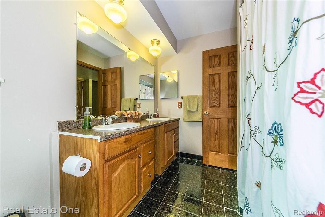 6127 Wedgewood Road Canton, MI 48187 - Photo 30 of 37 2nd bathroom on upper level.