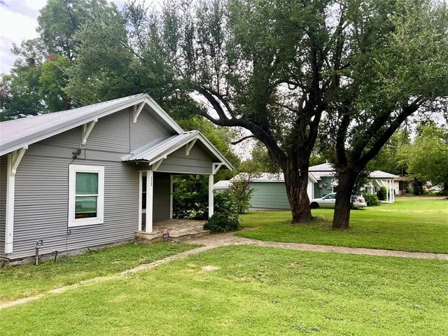 a view of a house with a yard