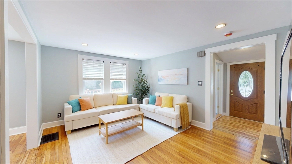33 Volusia Road Hingham, MA 02043 - Photo 3 of 26