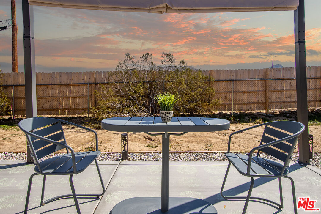 7285 Agave Road Joshua Tree, CA 92252 - Photo 17 of 18 a view of a chairs and table in the patio