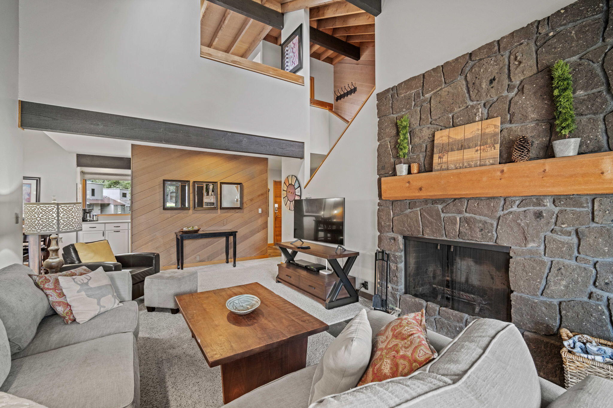 57231 Island Road, Unit 31 Sunriver, OR 97707 - Photo 8 of 32 8-web-or-mls-31 Meadow House-08 - Copy