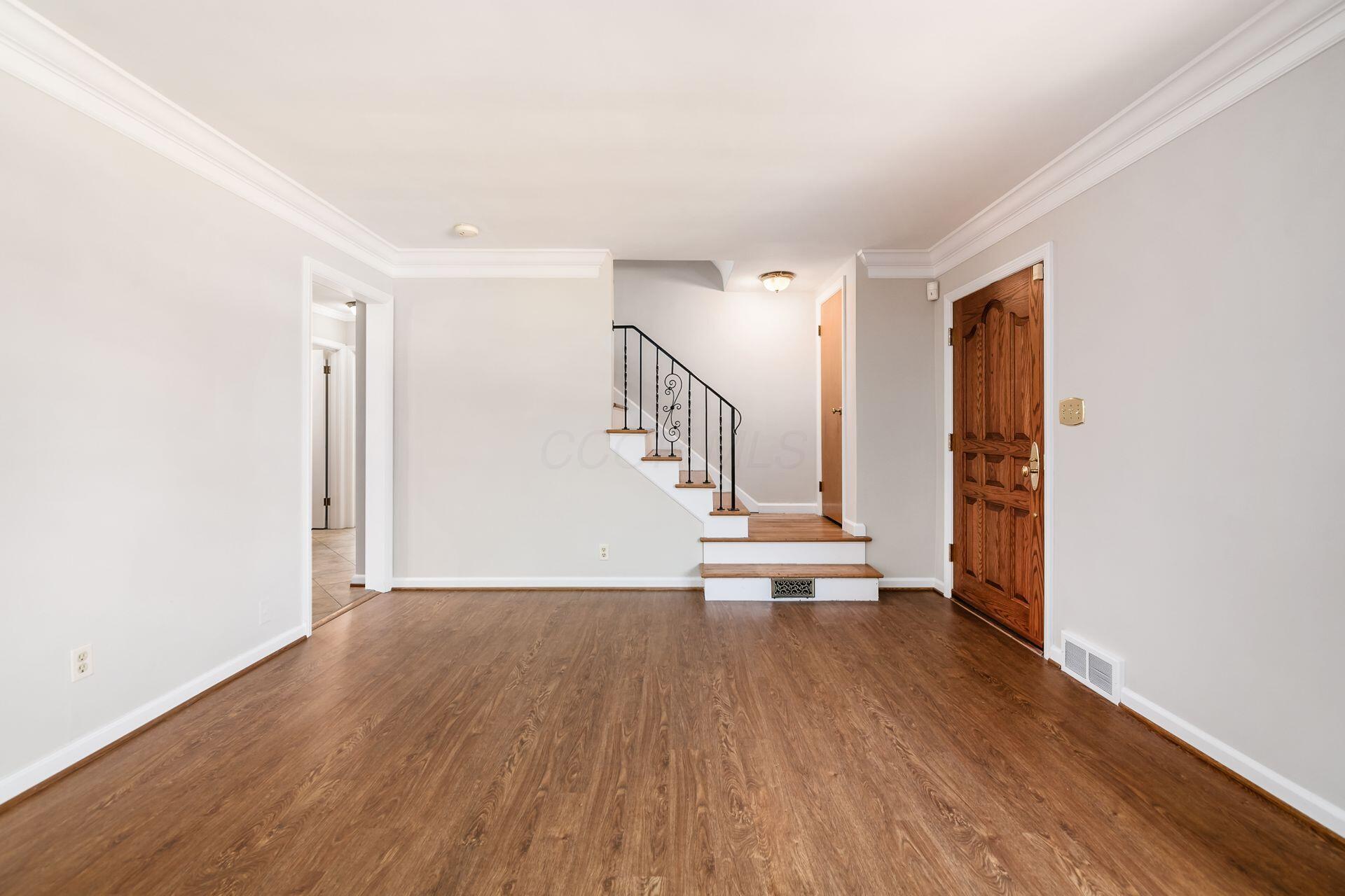2014 Edgemont Road North Upper Arlington, OH 43212 - Photo 5 of 55 Living Room to Front Door