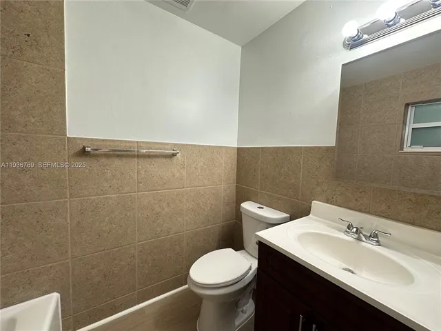 $1,995 | 110 Northeast 19th Avenue, Unit 14, Deerfield Beach, FL 33441