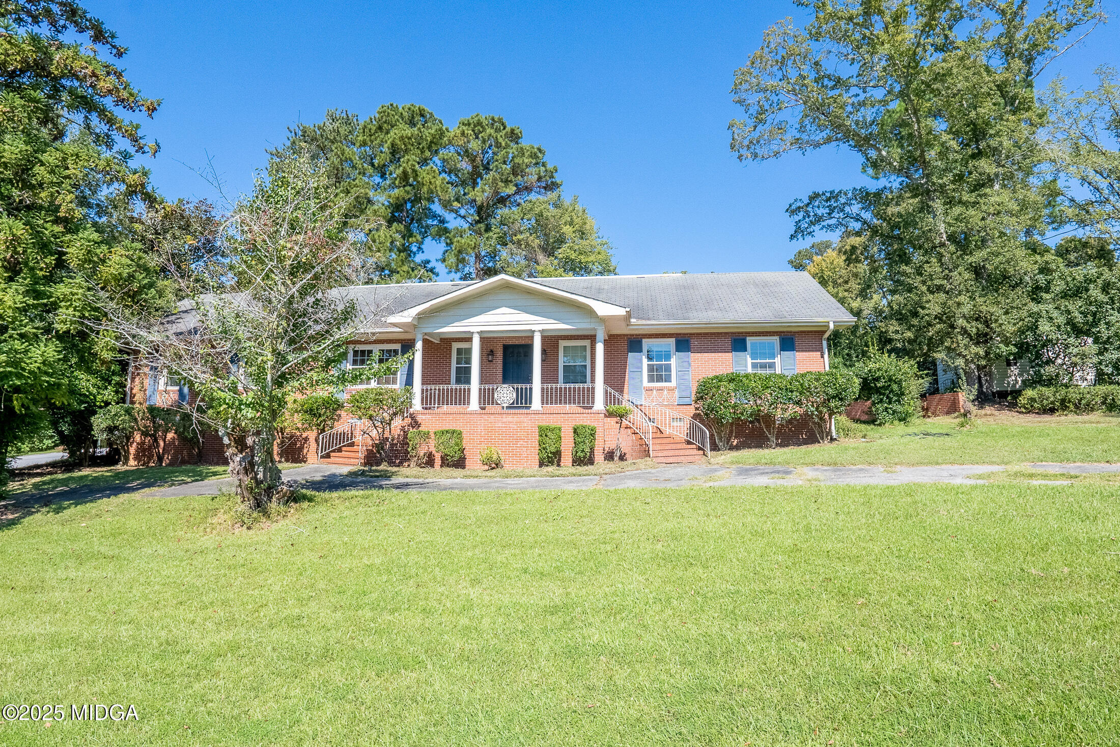a view of a house with a yard