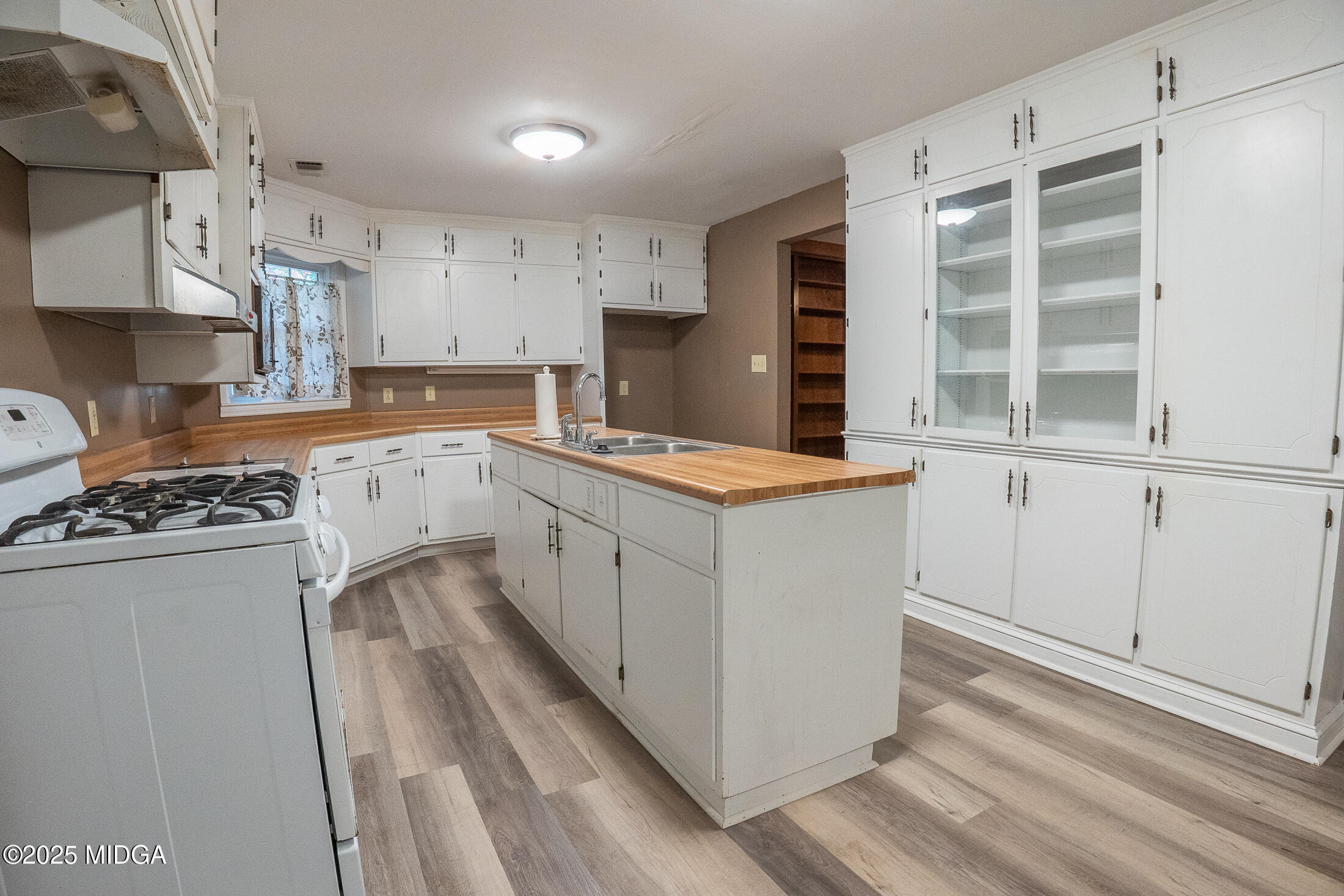 2939 General Lee Road Macon, GA 31204 - Photo 15 of 38 a kitchen with white cabinets and appliances