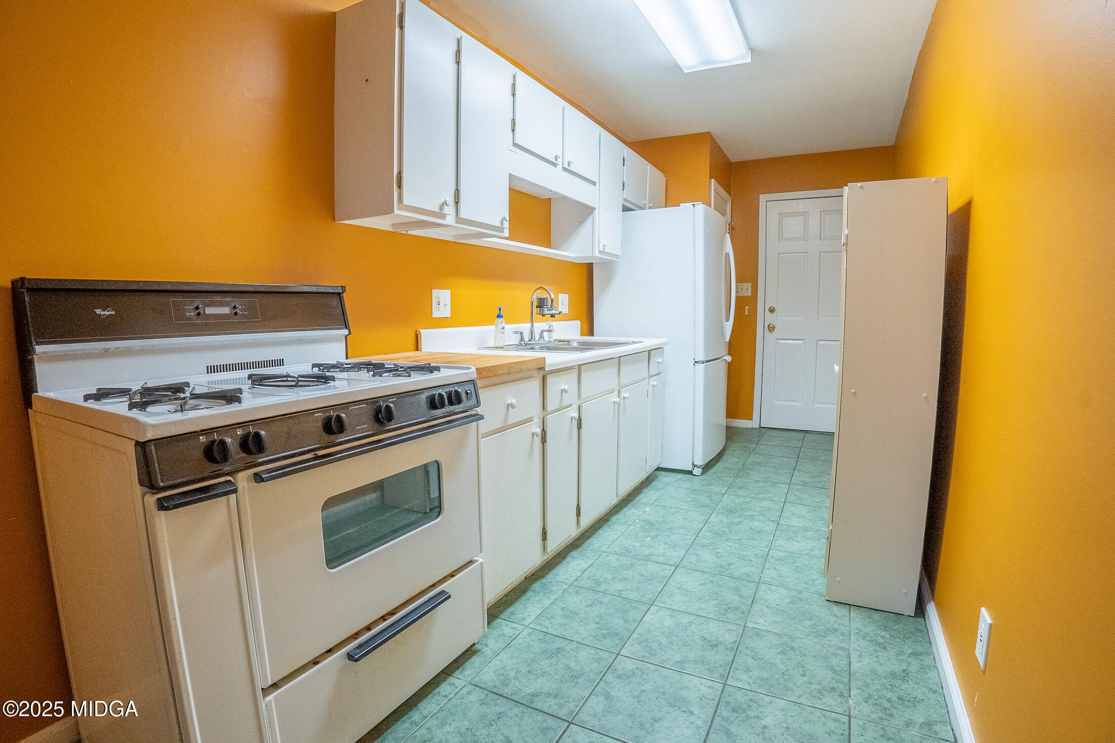 2939 General Lee Road Macon, GA 31204 - Photo 29 of 38 a kitchen with a stove top oven and cabinets