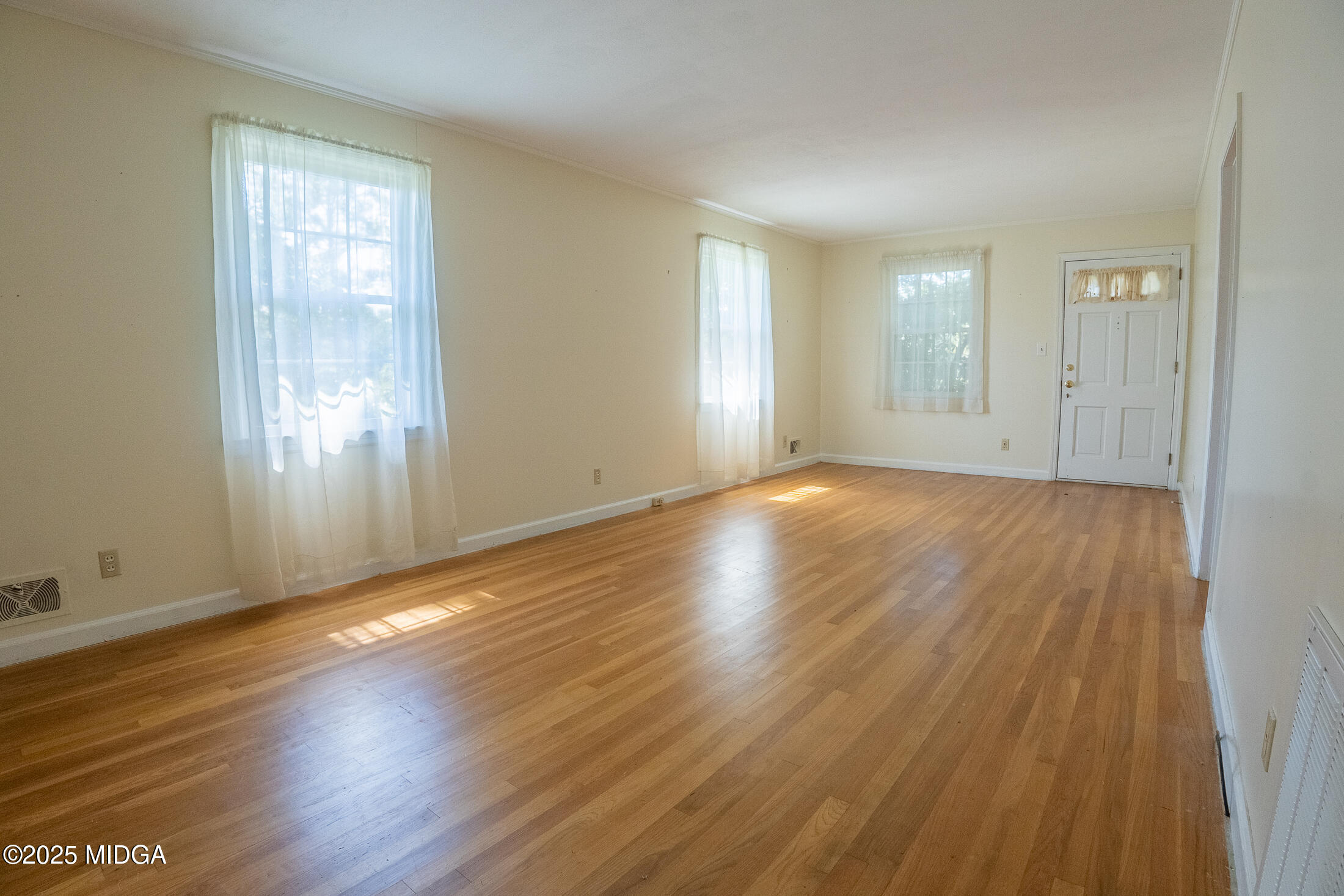 2939 General Lee Road Macon, GA 31204 - Photo 31 of 38 an empty room with wooden floor and windows