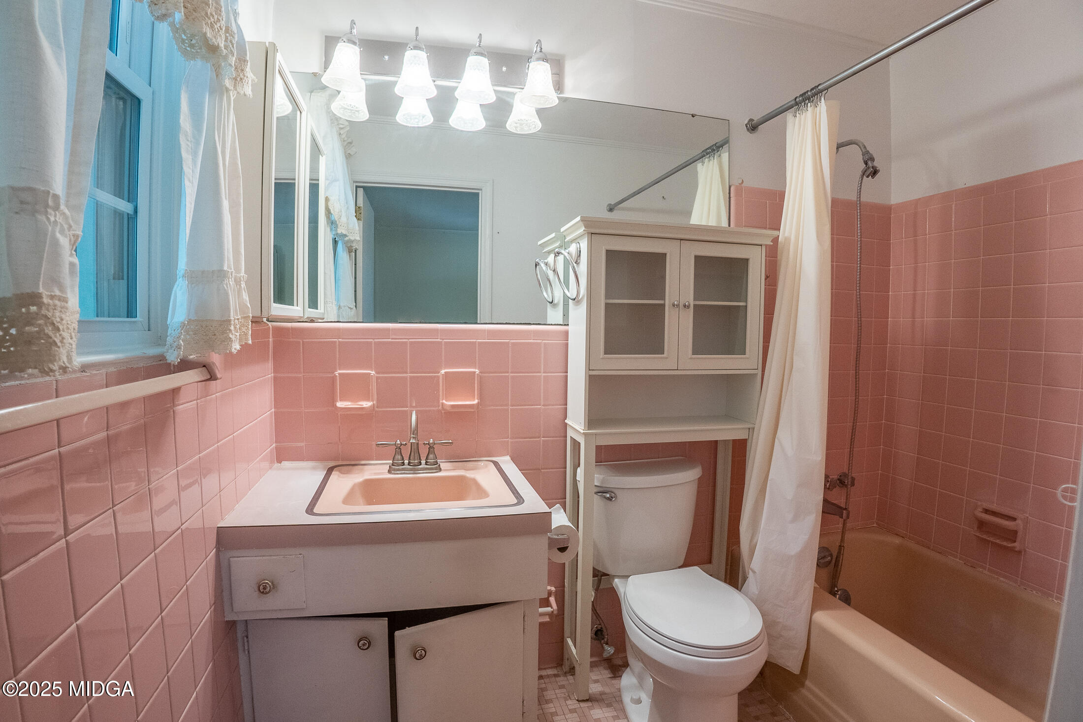 2939 General Lee Road Macon, GA 31204 - Photo 33 of 38 a bathroom with a sink a toilet and shower