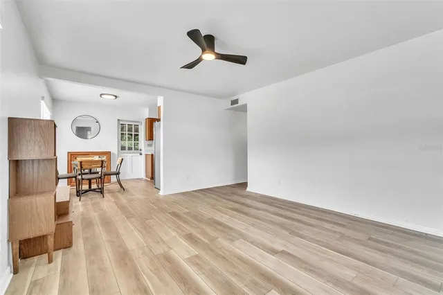 a view of livingroom with furniture and a ceiling fan
