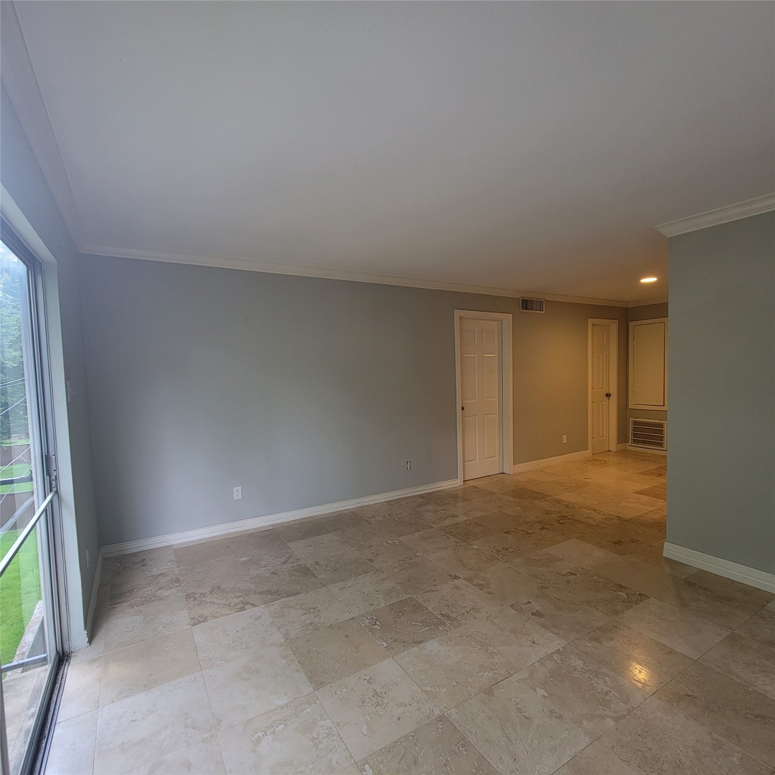 2333 Bering Drive, Unit 226 Houston, TX 77057 - Photo 15 of 33 a view of an empty room and a window