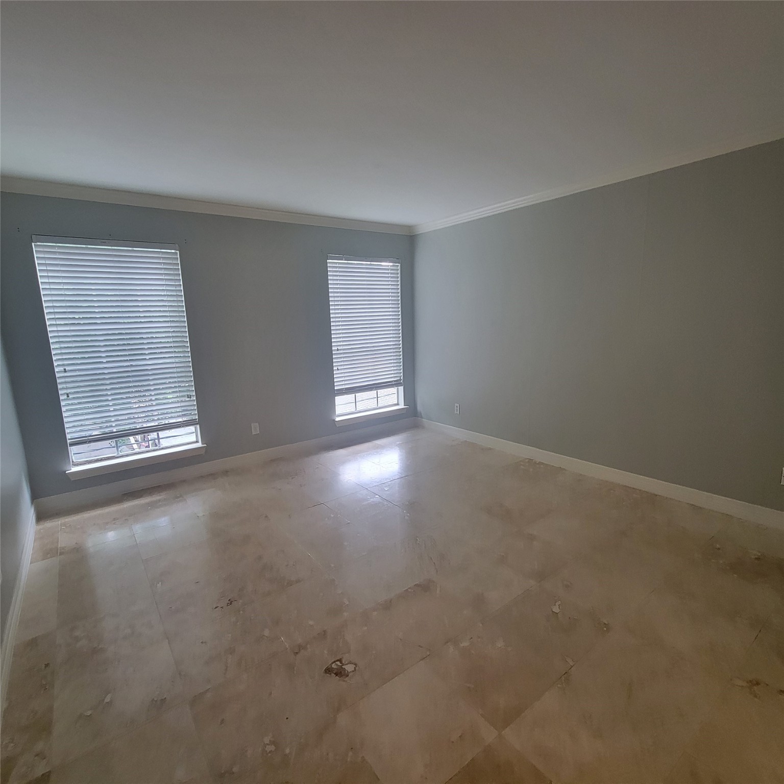 2333 Bering Drive, Unit 226 Houston, TX 77057 - Photo 16 of 33 an empty room with windows