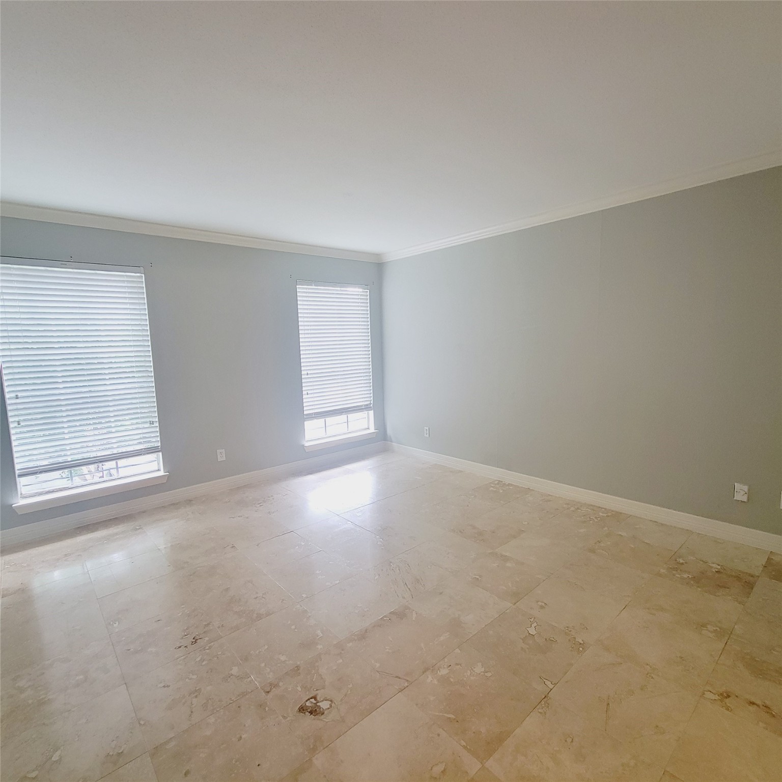 2333 Bering Drive, Unit 226 Houston, TX 77057 - Photo 17 of 33 an empty room with windows