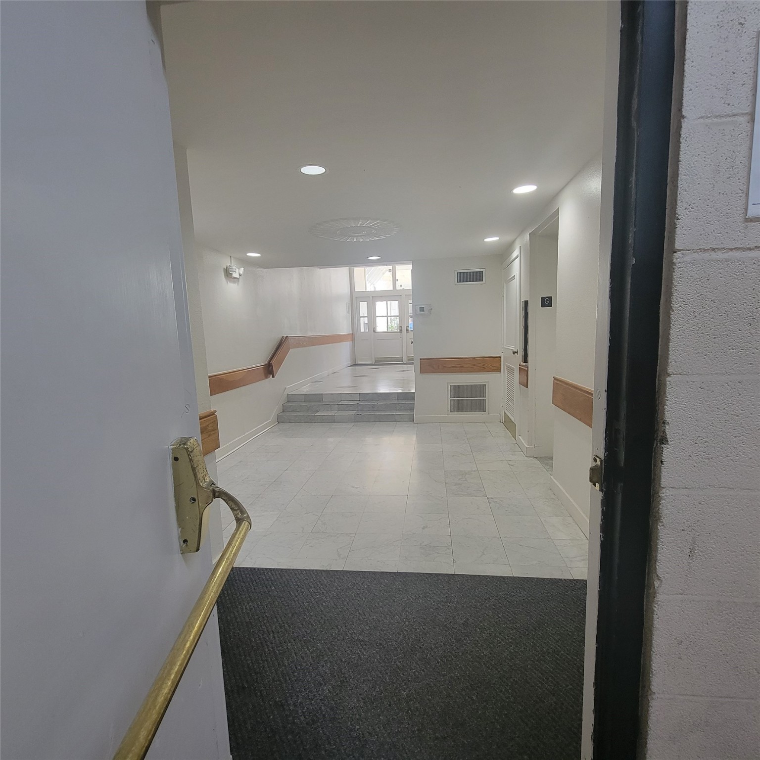 2333 Bering Drive, Unit 226 Houston, TX 77057 - Photo 31 of 33 a view of kitchen with windows