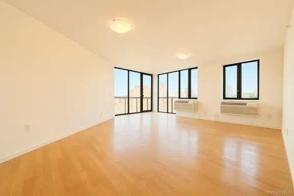 $688,000 | 60-70 Woodhaven Boulevard, Unit 4E | Rego Park