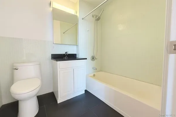 $688,000 | 60-70 Woodhaven Boulevard, Unit 4E | Rego Park