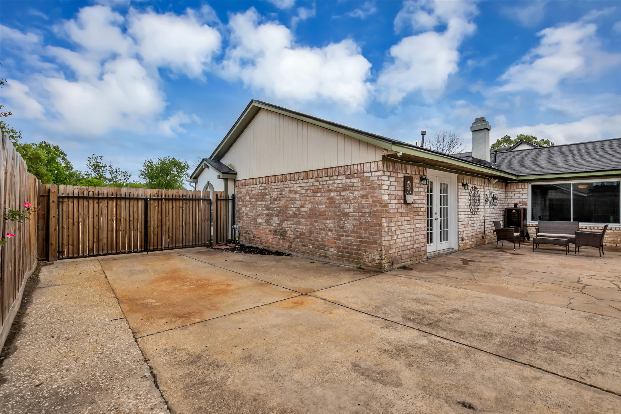 21807 Meadowhill Drive Spring, TX 77388 - Photo 23 of 25 a backyard of a house with table and chairs