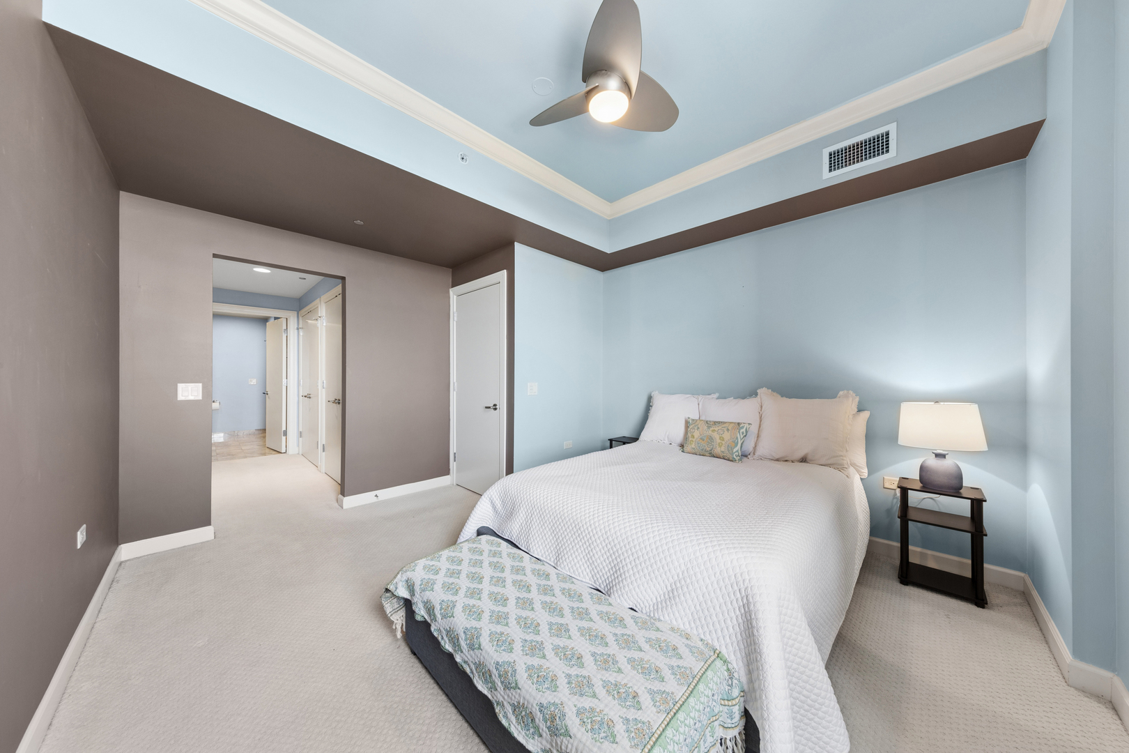 310 South Michigan Avenue, Unit 1001 Chicago, IL 60604 - Photo 13 of 40 a bedroom with a bed and a lamp