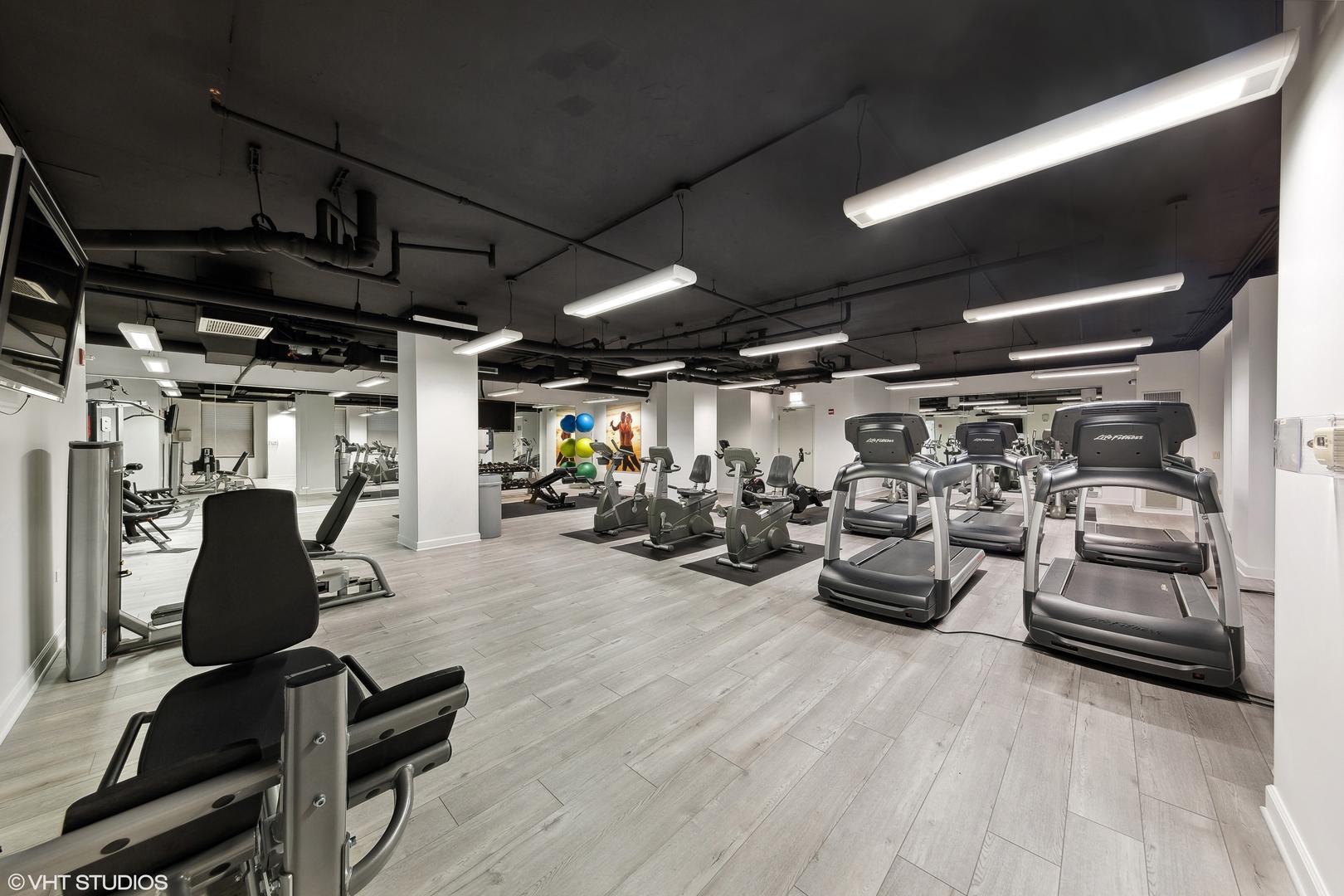 310 South Michigan Avenue, Unit 1001 Chicago, IL 60604 - Photo 22 of 40 a view of a room with gym equipment