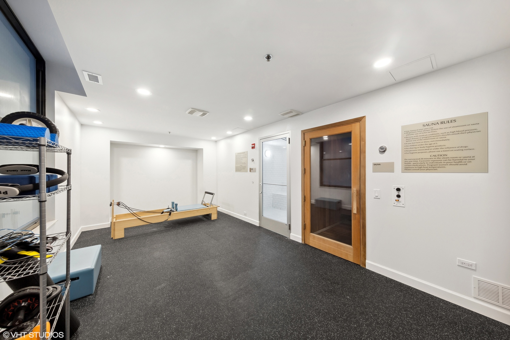 310 South Michigan Avenue, Unit 1001 Chicago, IL 60604 - Photo 24 of 40 a view of a room with gym equipment