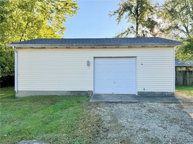 $199,900 | 127 South 4th Street, Austin, IN 47102