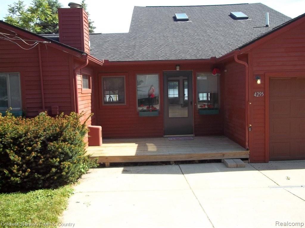 4295 Clifford Road Brighton, MI 48116 - Photo 2 of 25 100_0913.JPG