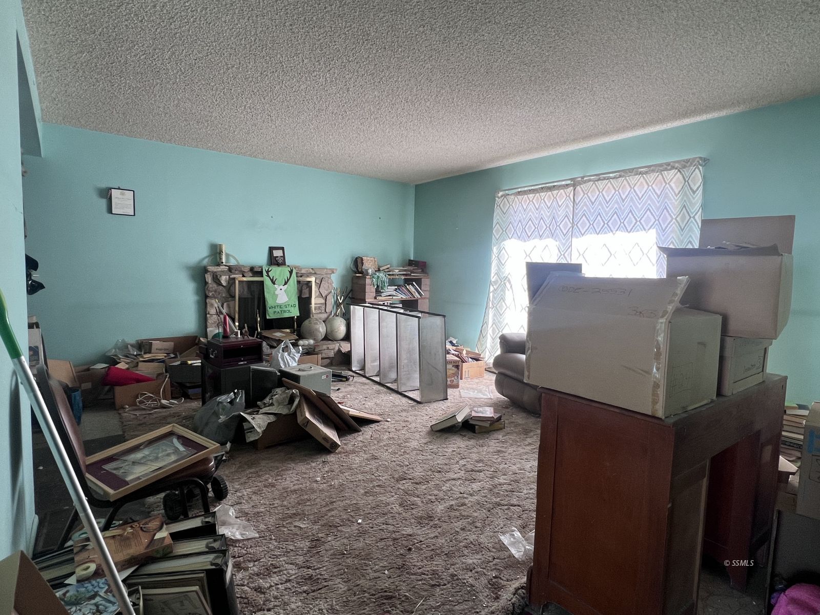 409 West Perdew Avenue Ridgecrest, CA 93555 - Photo 4 of 19 a living room with furniture a flat screen tv and a window