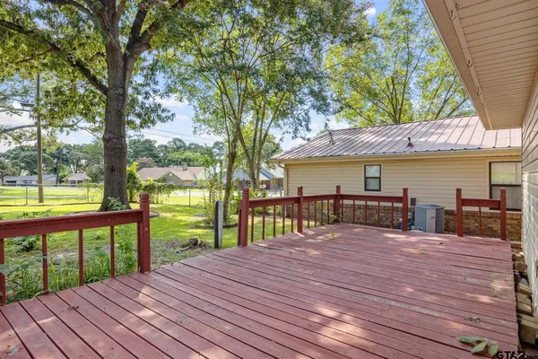 a view of a house with backyard and trees