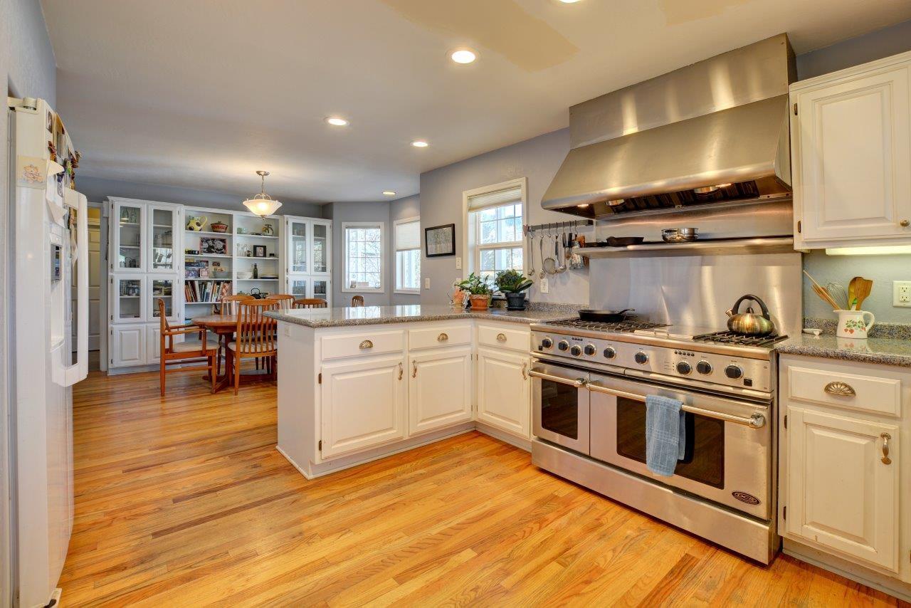 1881 Knowles Road Medford, OR 97501 - Photo 23 of 43 Looking towards eating area