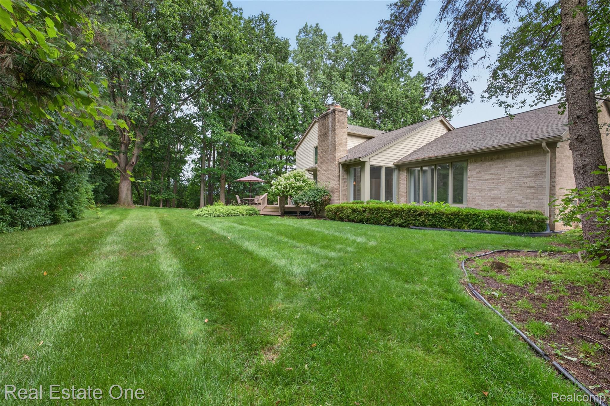3400 Wedgewood Drive Rochester, MI 48306 - Photo 39 of 49 68) Backyard.jpg