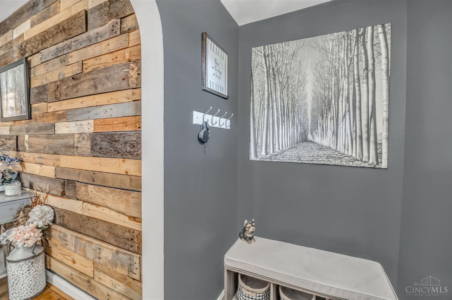 5617 Leumas Road Cincinnati, OH 45239 - Photo 2 of 35