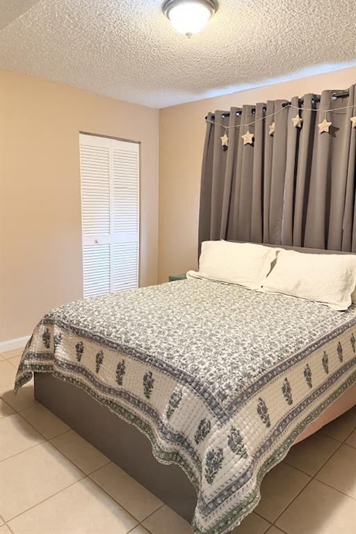 9778 Nickels Boulevard, Unit 504 Boynton Beach, FL 33436 - Photo 20 of 31 a bedroom with a bed