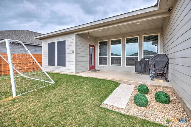 a view of a house with backyard