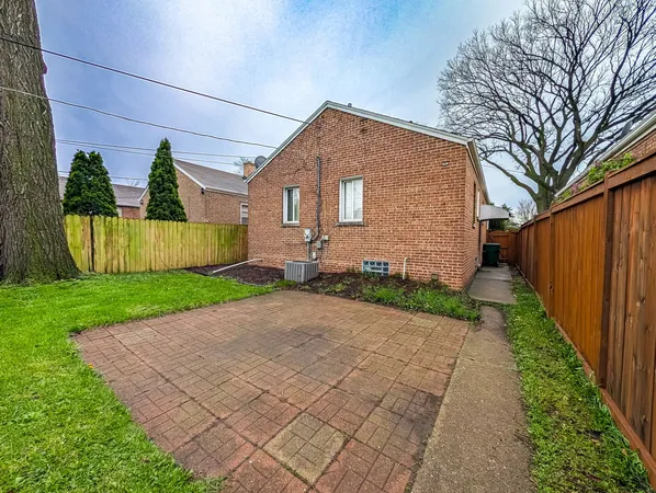 $2,100 | 631 Balmoral Avenue, Westchester, IL 60154