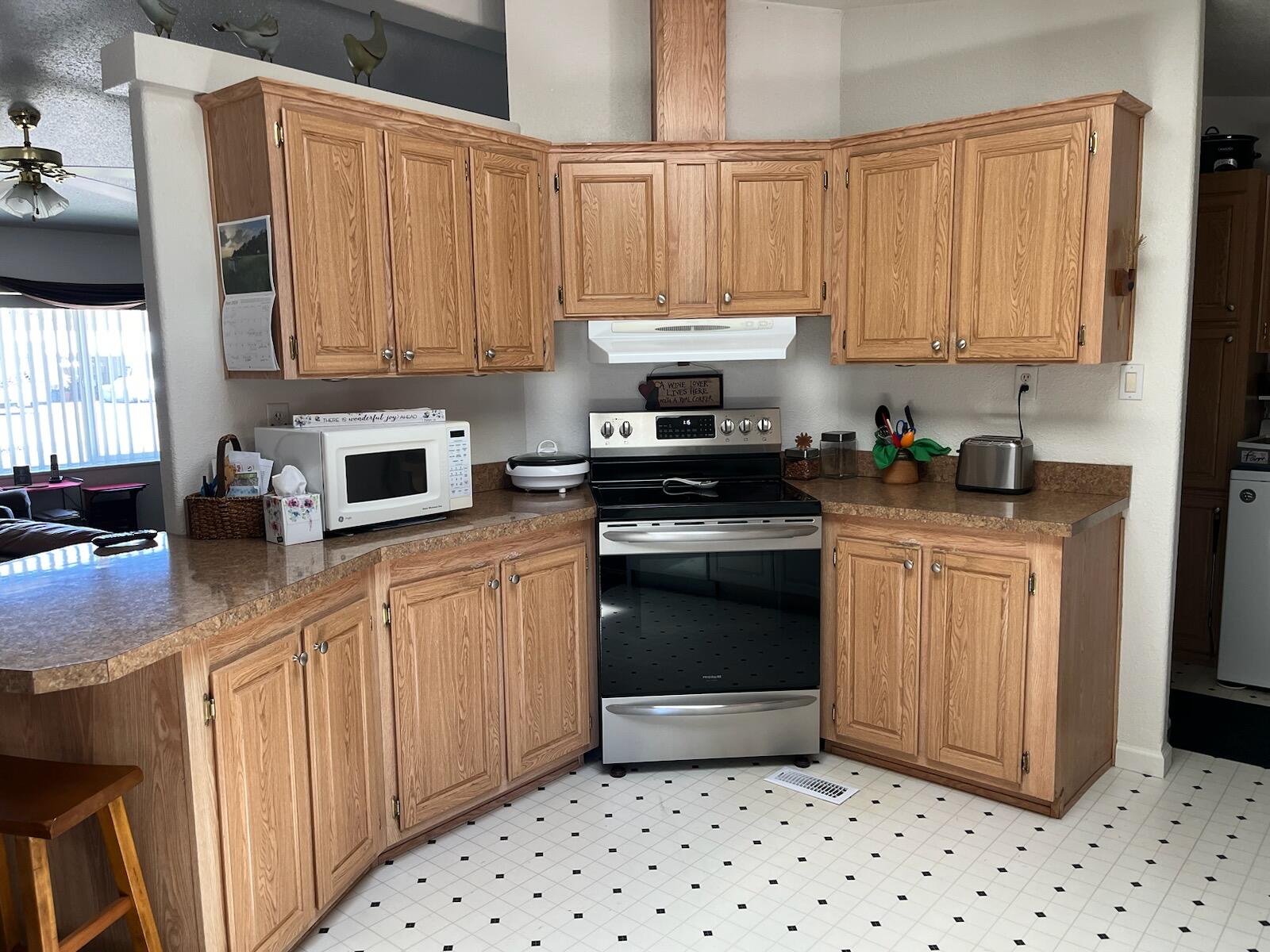 92 South T Street Lakeview, OR 97630 - Photo 12 of 33 New kitchen range/oven