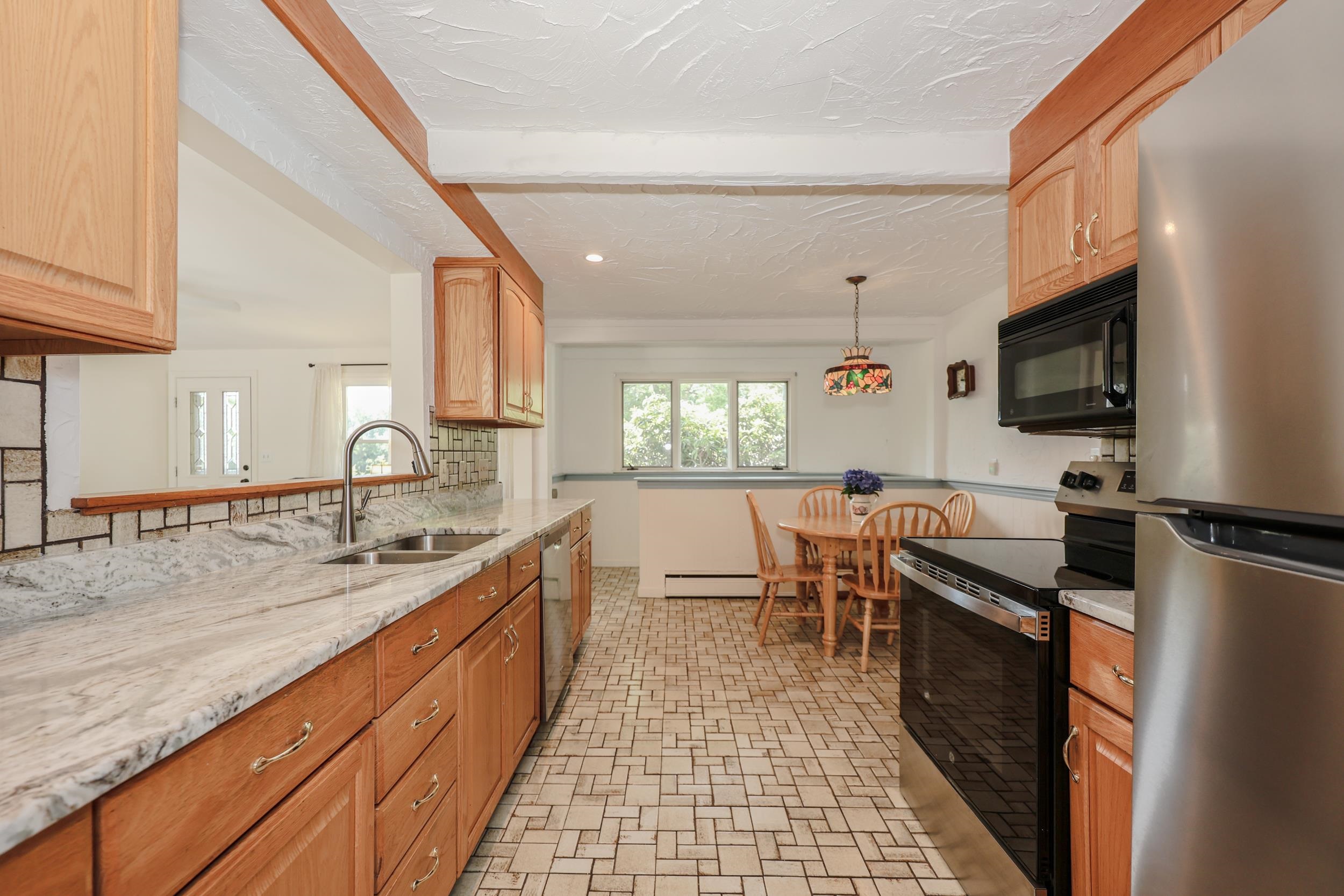 68 Robinson Road Nashua, NH 03060 - Photo 15 of 54