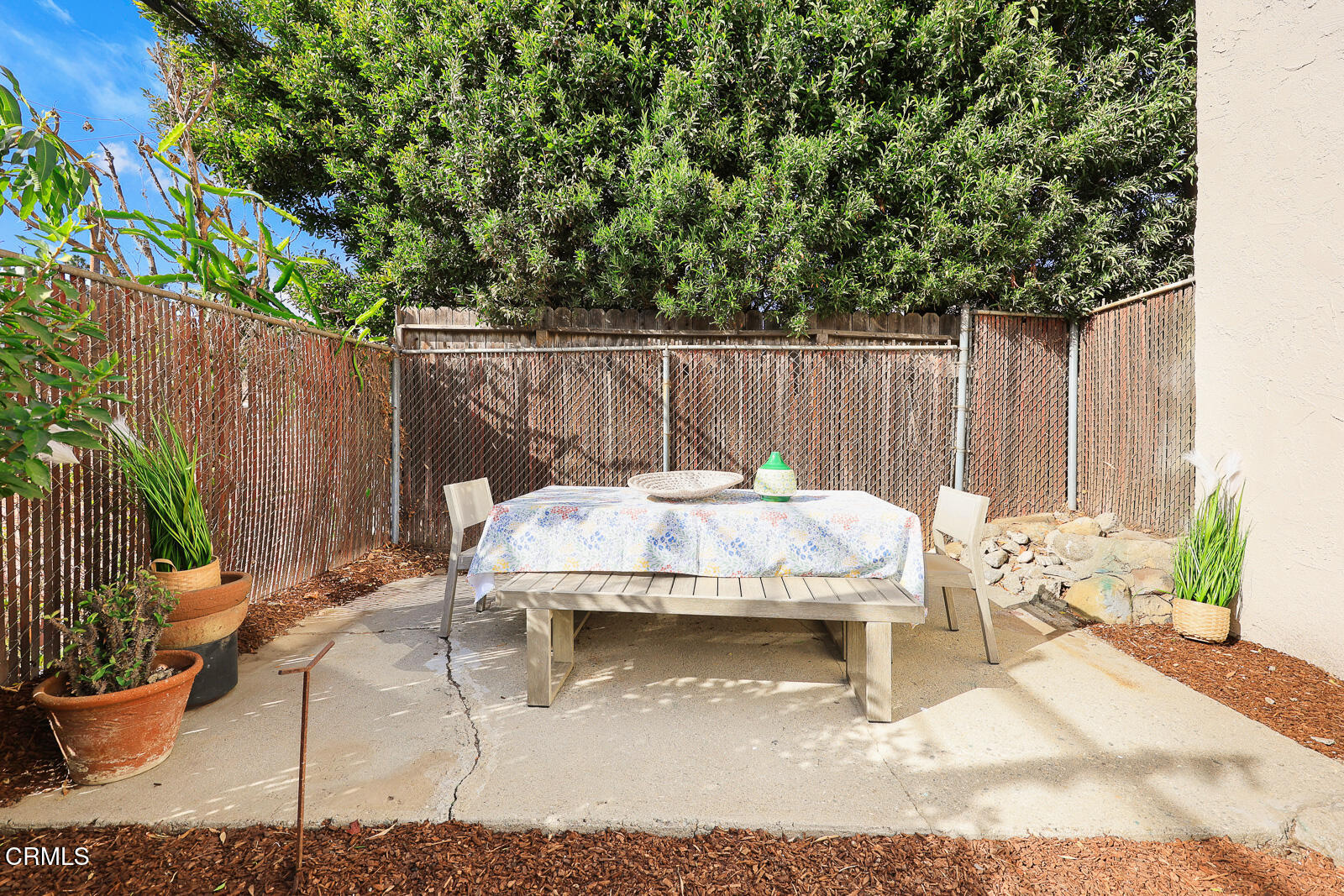 2724 Locksley Place Los Angeles, CA 90039 - Photo 29 of 34 a view of a patio with a table and chairs