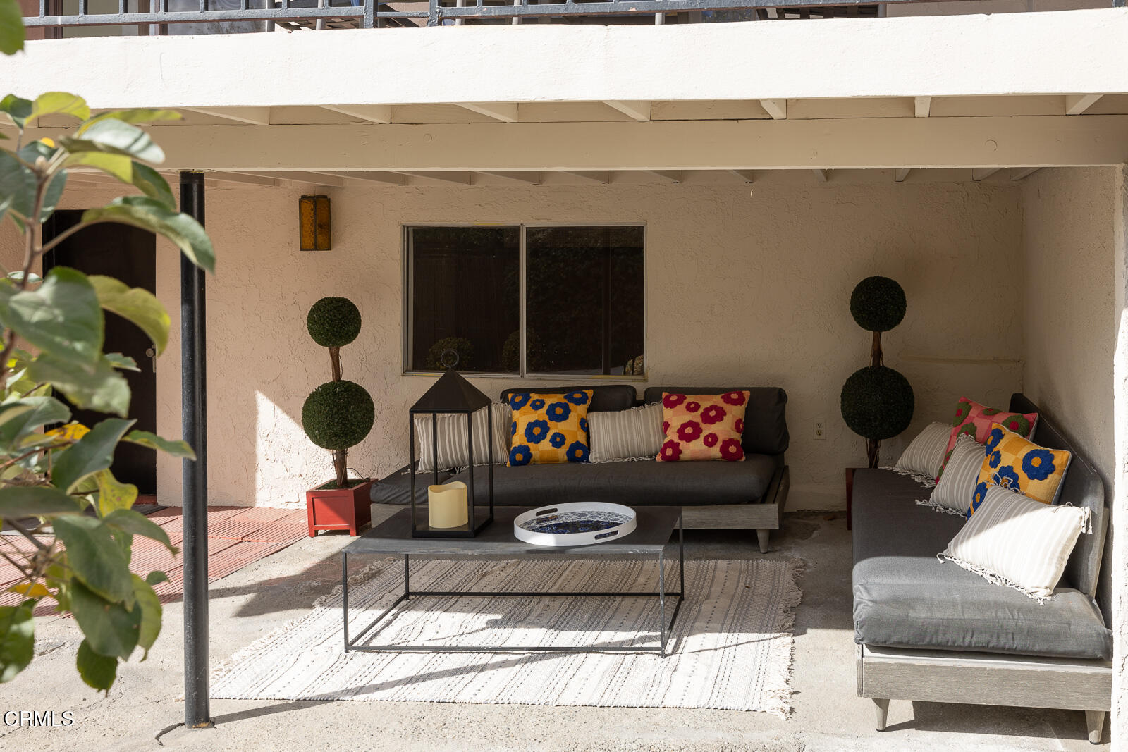2724 Locksley Place Los Angeles, CA 90039 - Photo 31 of 34 a living room with furniture and a potted plant