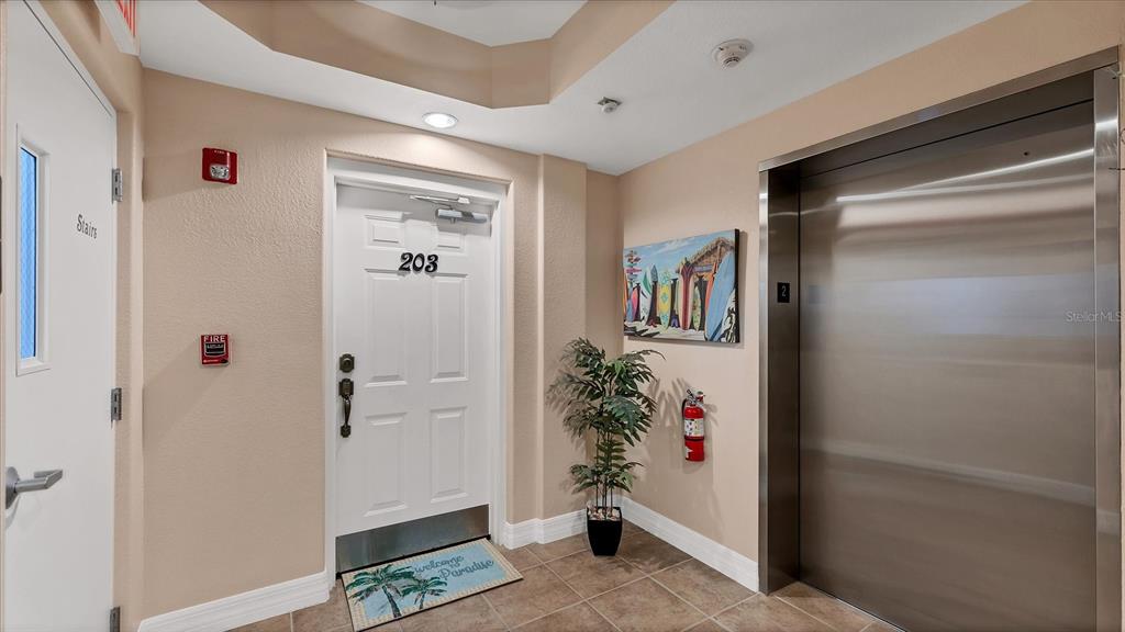 2245 North Beach Road, Unit 203 Englewood, FL 34223 - Photo 4 of 55 a very nice looking room with a potted plant