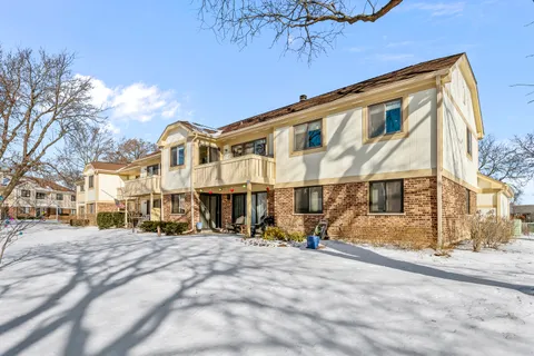 $299,900 | 1133 Hawthorne Court, Unit A2, Wheeling, IL 60090