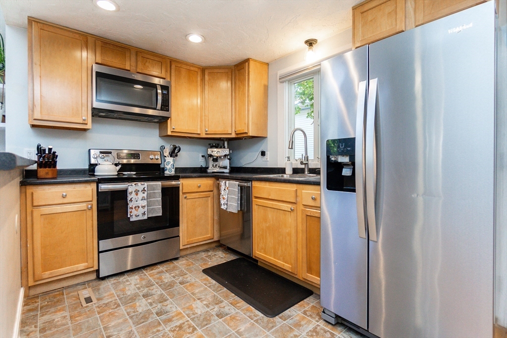 37 Cary Road Plymouth, MA 02360 - Photo 9 of 42 Gallery Image 9